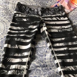 Size 8 lululemon cropped workout pants